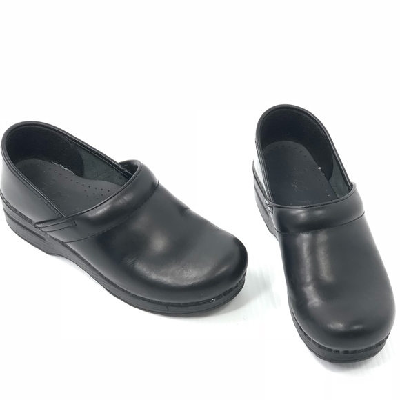 dansko black womens shoes